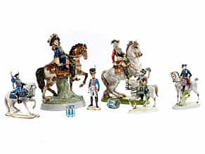 Konvolut von fünf Porzellan-Reiterfiguren und einer Porzellan-Soldatenfigur sowie zwei Porzellan-Trommeln