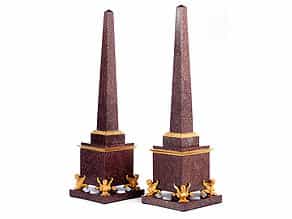Paar exzellente Zier-Obelisken in rotem Porphyr mit vergoldeter Bronzemontierung