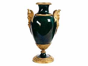 † Russische Kamin-Prunkvase in malachitgrünem Porzellan und vergoldeten Bronzen