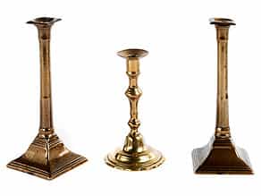 Konvolut von drei Tischkerzenleuchtern in Bronze