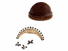 Seltenes Empire-Krondiadem in Gold mit Granatbesatz, zugehörigen Ohrringen und einem Hängekreuz