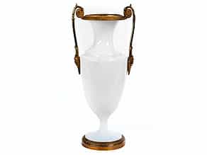 † Kaminvase in weißem Milchglas mit Bronzemontierungen