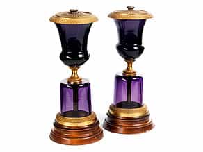 † Paar Ziervasen in auberginefarbenem Glas mit vergoldeter Bronzemontierung