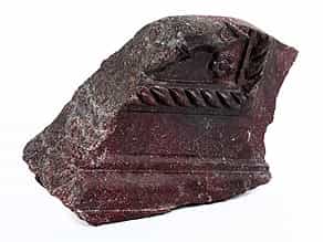 Porphyr-Fragment eines Sarkophags