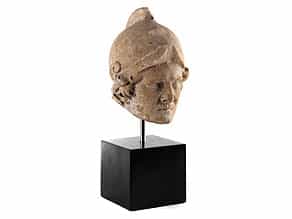Marmorkopf eines Römers mit Helm