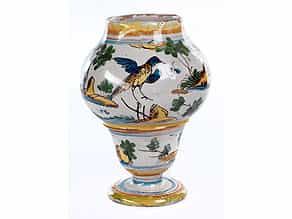 Fayence-Vase mit polychromer Malerei