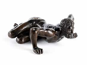 Bronzefigur eines am Boden liegenden Mannes