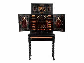 Kabinettmöbel mit reichem Inneneinbau, Elfenbein- und Schildpatteinlagen sowie vergoldeten Applikationen und Figuren