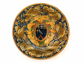 Majolika-Schüssel mit Wappen und Kriegstrophäen-Malerei