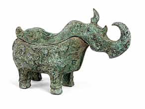  Bronzedeckelgefäß in Form eines Nashorns
