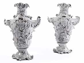  Paar imposante, weiß glasierte Rokoko-Vasen