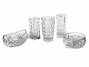  Konvolut von drei Kristallvasen sowie zwei Bleikristall-Tischschalen