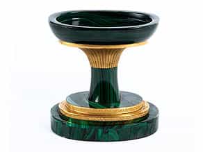 † Klassizistisches Tischgefäß in Malachit und feuervergoldeter Bronze