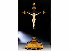  Kunsthandwerklich hochrangig gearbeitetes Kruzifix auf vergoldetem Bronzesockel mit Corpus Christi in Elfenbein