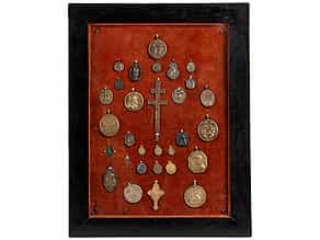  Sammlung von 30 Bronzemedaillons, Anhängern und Bronzekreuzen