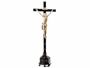  Reliquienkreuz mit großem Corpus Christi in Elfenbein