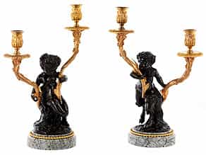  Paar figürlich gestaltete Kerzenleuchter in Bronze, Vergoldung und Marmor