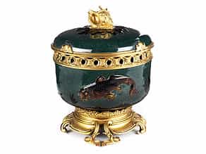 Französische Napoleon III-Deckelschale in Email mit Überfangglasglasur sowie feuervergoldeter Bronzemontierung