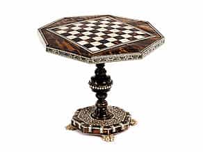 Schachbrett in Form eines Miniaturtischchens 