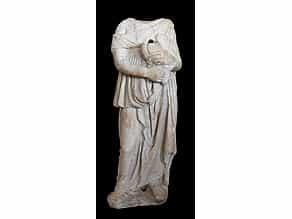 Römische Marmorstatue einer Frau in langem Gewand mit einer Opfer-Weihgabe