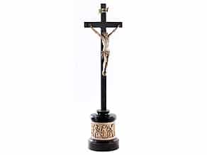  Ebonisiertes Holzkreuz mit Corpus Christi sowie Sockelummantelung in Elfenbein