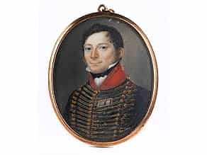  Ovales Miniaturportrait eines jungen Offiziers in Uniform mit rotem Stehkragen