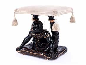  Hocker in figürlicher Gestaltung eines in akrobatischer Haltung sitzenden Mohren auf einem Kissen