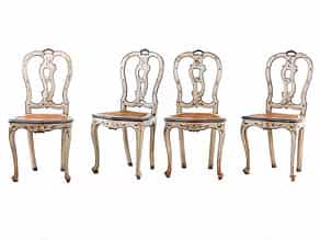  Vier Stühle