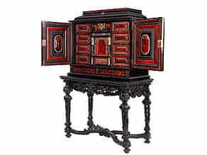 Eleganter Kabinettkasten in Ebenholz und leuchtend rotem Schildpatt