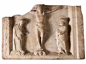  Marmorrelief mit Kreuz Christi und Assistenzfiguren