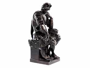 † Bronzefigur des in Rüstung sitzenden Giuliano de Medici