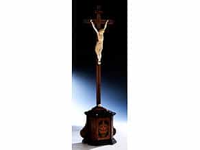  Hausaltarstellkreuz mit Corpus Christi in Elfenbein