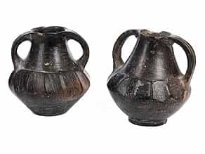 Zwei etruskische Villanova-Henkelgefäße