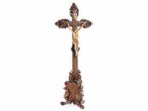 Geschnitztes Holzkreuz mit Corpus Christi