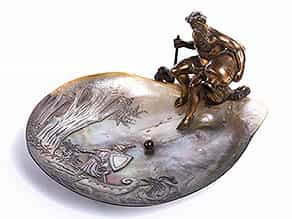 Tischziergefäß in beschnitzter Perlmuttmuschel und Bronze