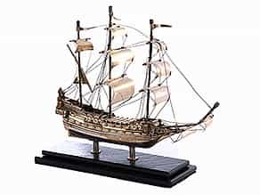  Silbernes Modell eines Schiffes