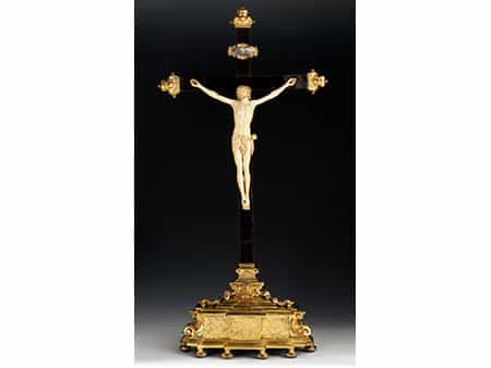 Bedeutendes großes Altarkreuz mit Elfenbein-Corpus über vergoldetem Standsockel