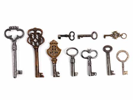  Konvolut von zehn kleinen Schlüsseln
