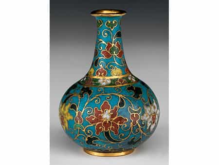 Cloisonné Vase mit Chrysanthemen