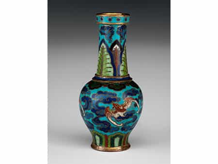 Cloisonné-Vase mit Fu-Dekor
