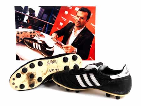 Die legendären Weltmeisterschafts-Schuhe von Lothar Matthäus von der WM 1990 in Italien Versteigerung zu einem wohltätigen Zweck.
