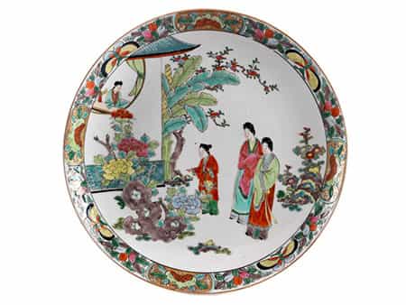  Porzellanplatte mit figürlichem Dekor