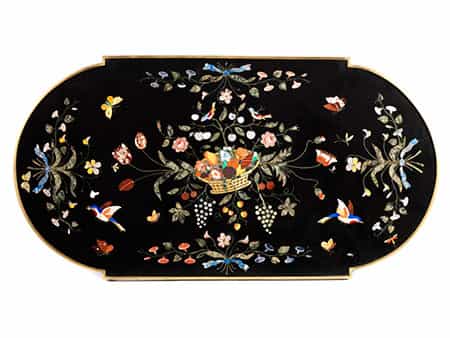 Große Tafelaufsatzplatte in schwarzem Schiefer mit Pietra dura-Einlagen dekoriert 