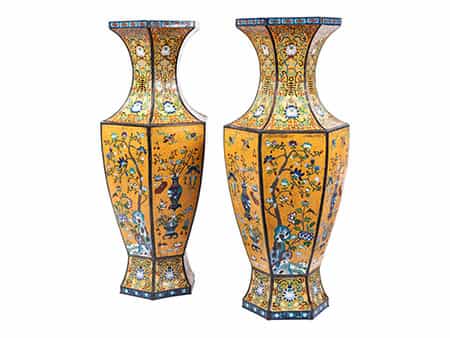  Paar Cloisonné-Vasen 