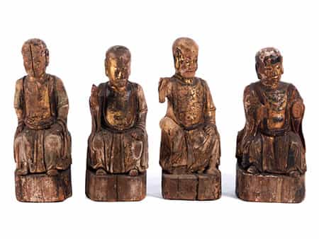 Gruppe von vier Sitzfiguren des Typus Unsterblicher Buddha 