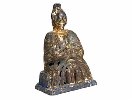 Bronzefigur eines sitzenden Würdenträgers