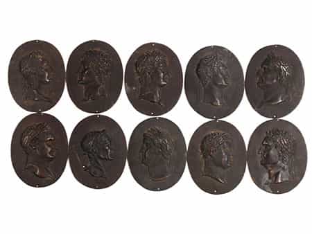  Satz von zehn ovalen Bronzeplaketten mit Cäsarenbildnissen im Relief
