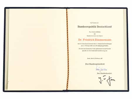  Urkunde zur Beendigung der Tätigkeit als Bundesinnenminister für Dr. Friedrich Zimmermann