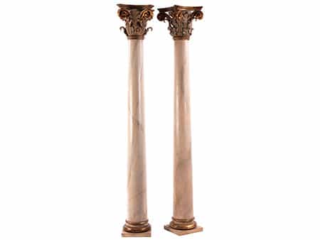  Paar große, korinthische Säulen
