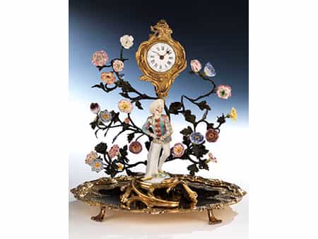 Rokoko-Tischaufsatz mit Porzellanfigur, Uhr, Bronzebäumchen mit Porzellanblüten sowie einer ovalen Stellplatte 